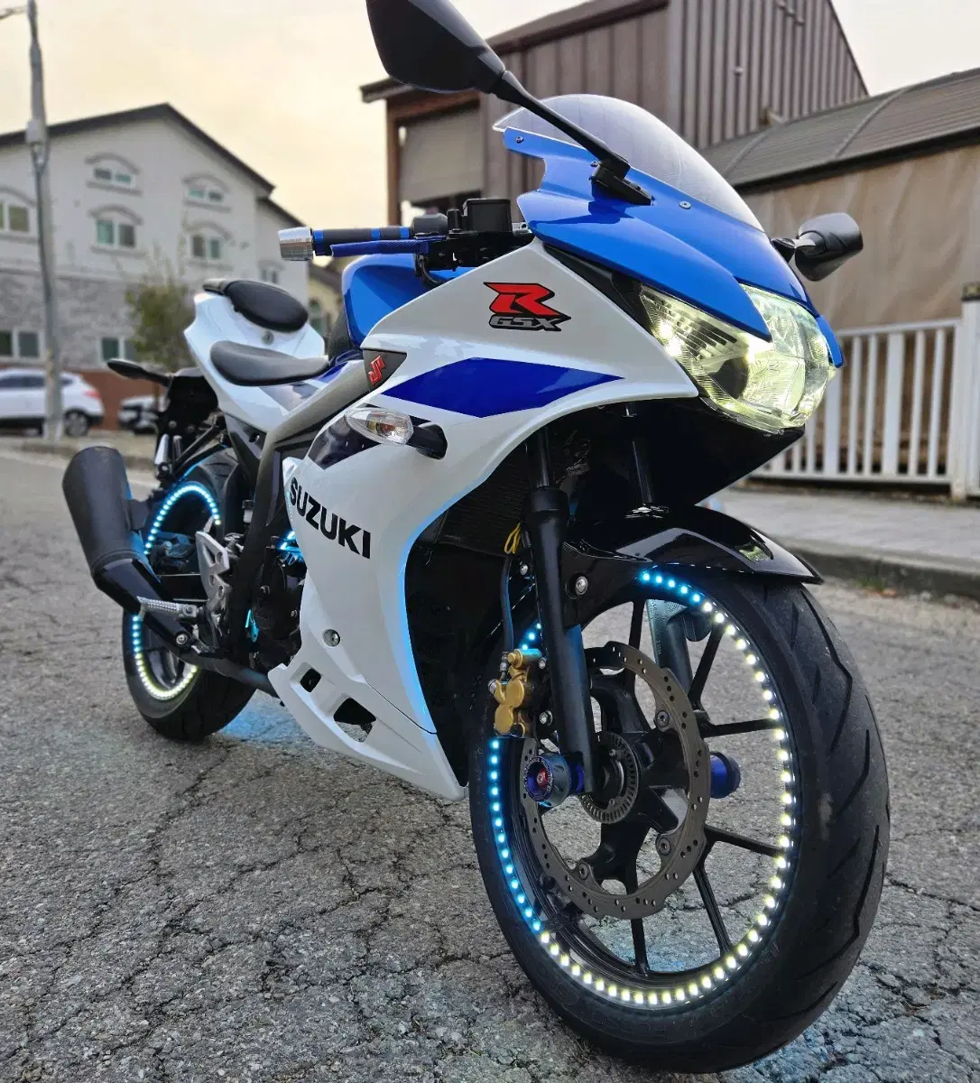 특가) 스즈키gsx-r125 21년식 튜닝잘된 바이크 판매합니다.